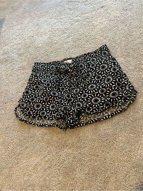 SO Black & White Floral Print Women’s Shorts Medium